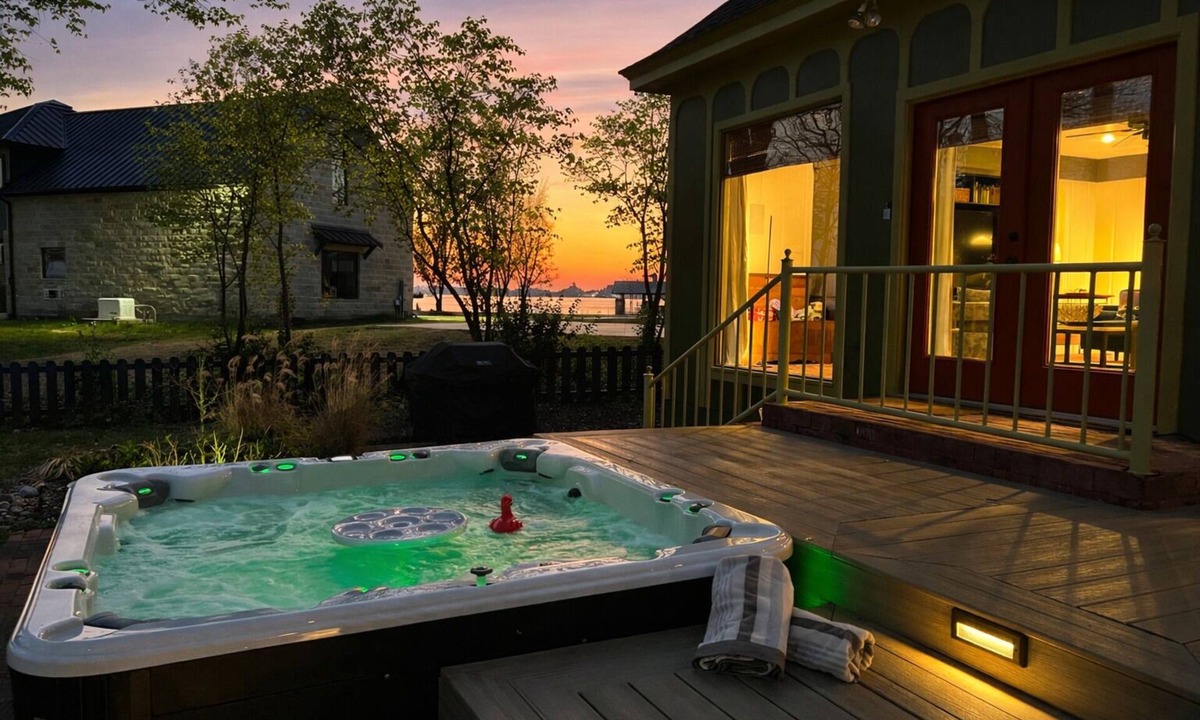 Cedar Creek Reservoir House | Enchanted Oaks Lakefront: Hot Tub, Arcade, Golf Cart, Kayaks - Sleeps 10