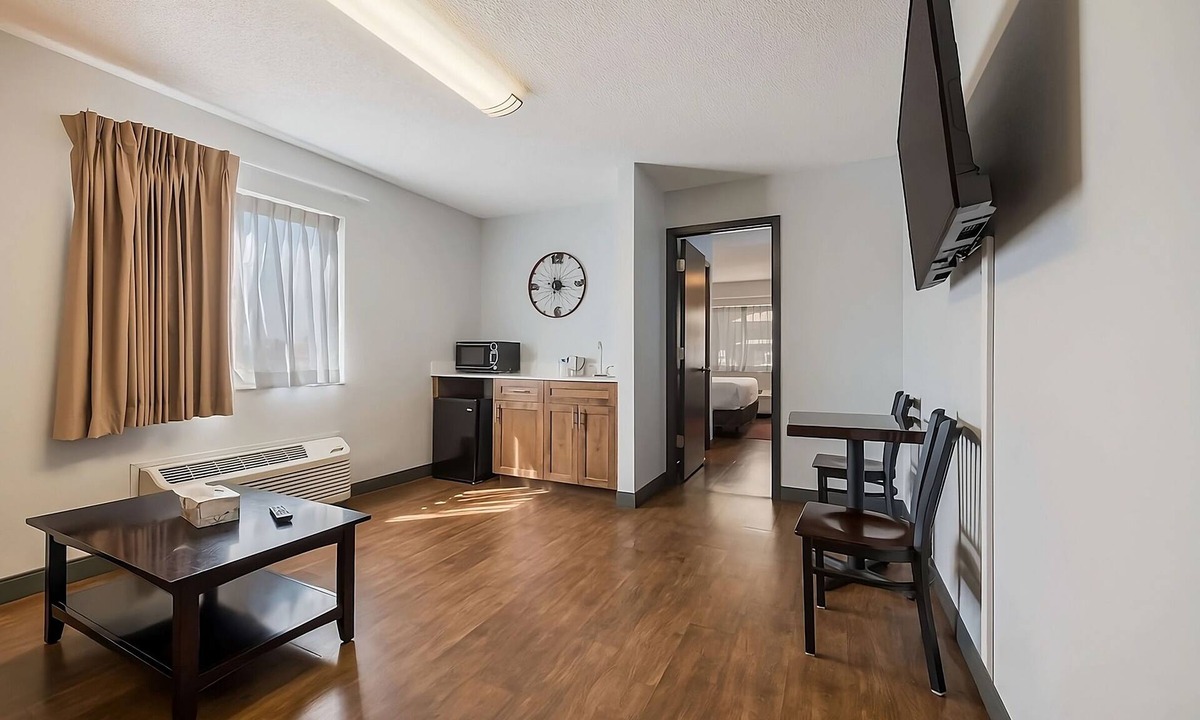 Ontario Hotel | Enjoy Vacation! Indoor Pool, Pets Allowed, Free Parking, Free Breakfast