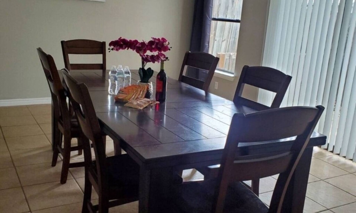 Converse House | ENTIRE HOME | 4BR | Work Ready (4 Desks) | Near Randolph AFB
