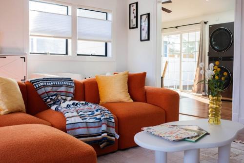 Renton House | Entire house New Reno w AC Pet friendly gated back