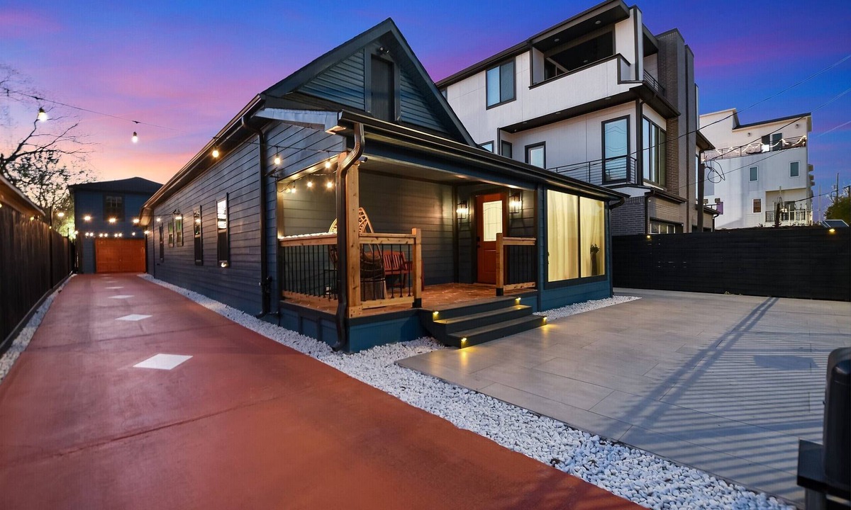 Montrose House | Entire Pool House in Montrose 4BR, 3BR, 4PK, 8-12 PPL