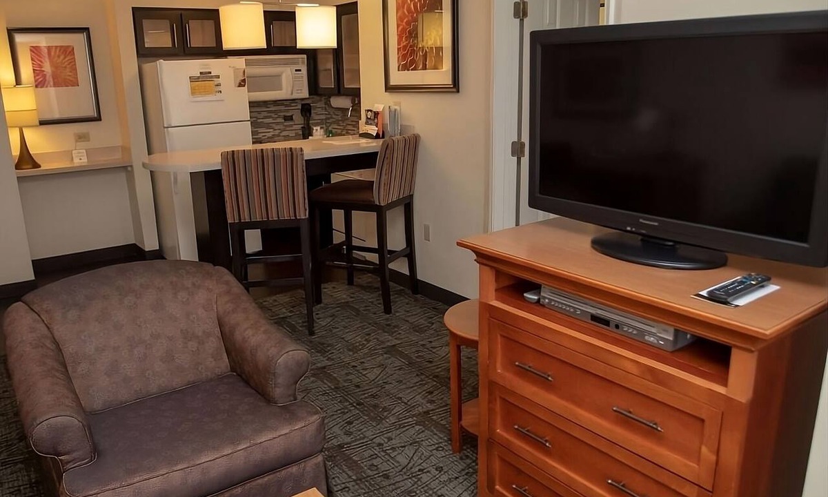 Vance Jackson Hotel | Excellent Choice | 2 Suites | Free Breakfast | Full Kitchens | Outdoor Pool