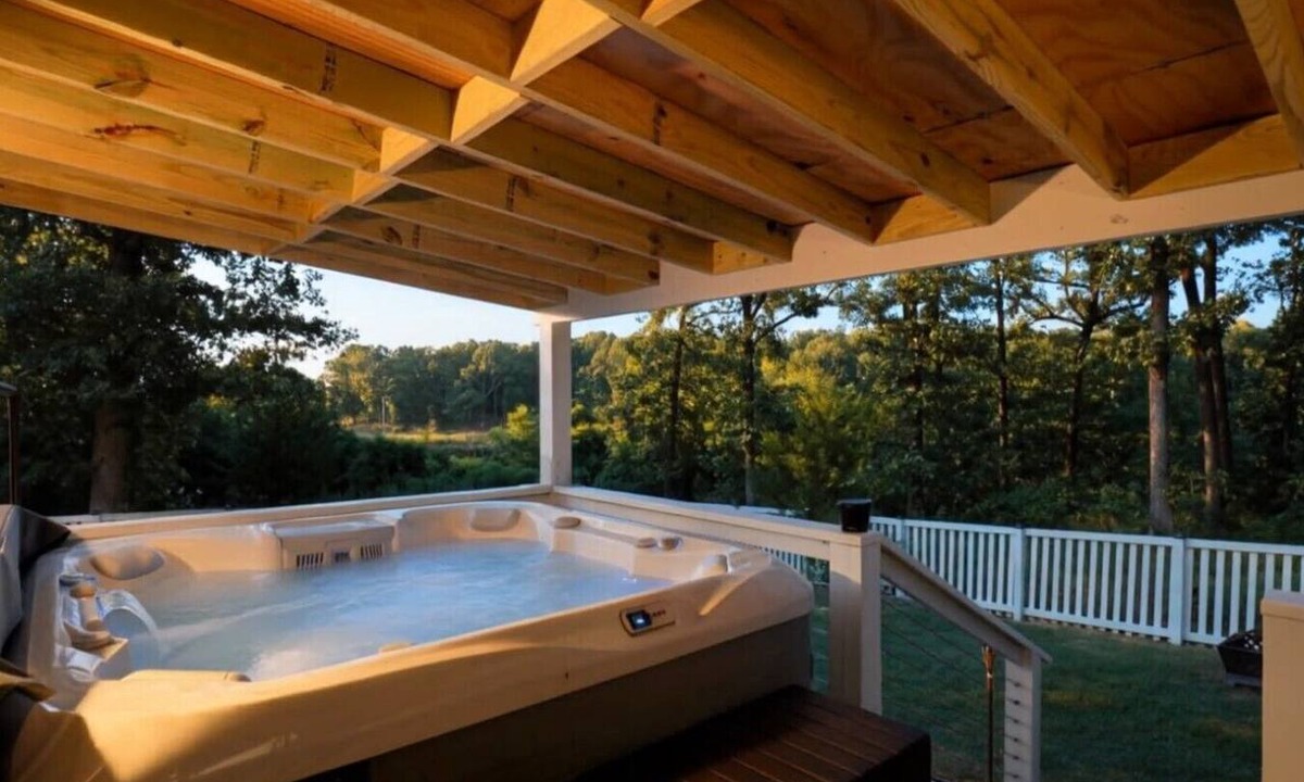Dogwood House | Exclusive Retreat with Hot Tub