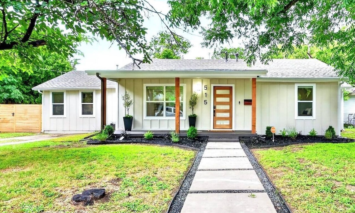 South Arlington House | Executive 3BR Home, King Suite, Near Hospitals & Historic Downtown Mansfield