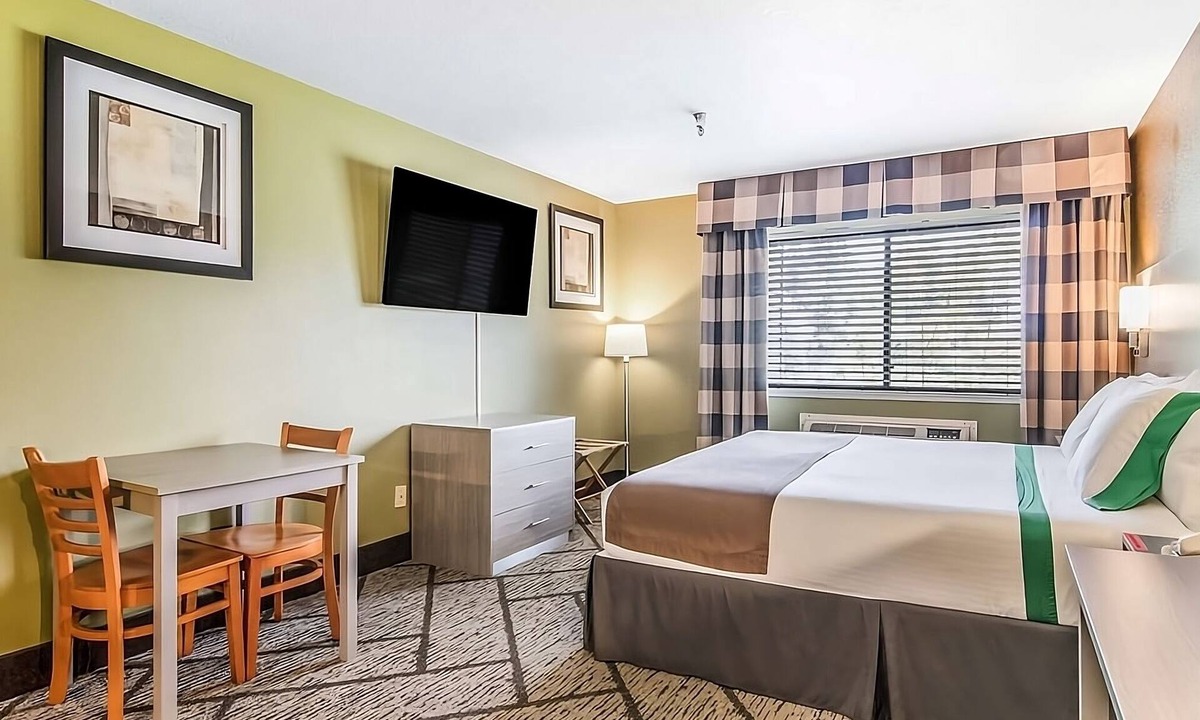Poulsbo Hotel | Experience GuestHouse Poulsbo! Free Parking, Pets Allowed