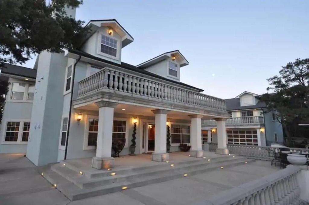 Tyrone House | Exquisite Mountain Mansion West Wing