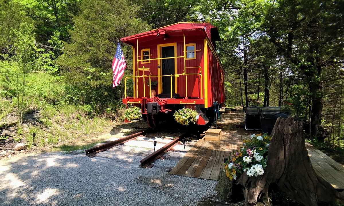 Eureka Springs Cabin | Fabulous Caboose Cabin in charming Eureka Springs