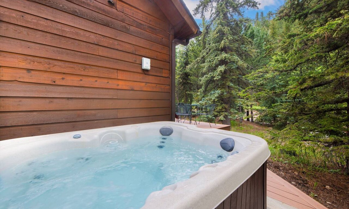 Fall River Estates Condo | Fall River Riverfront Condo + Private Hot Tub
