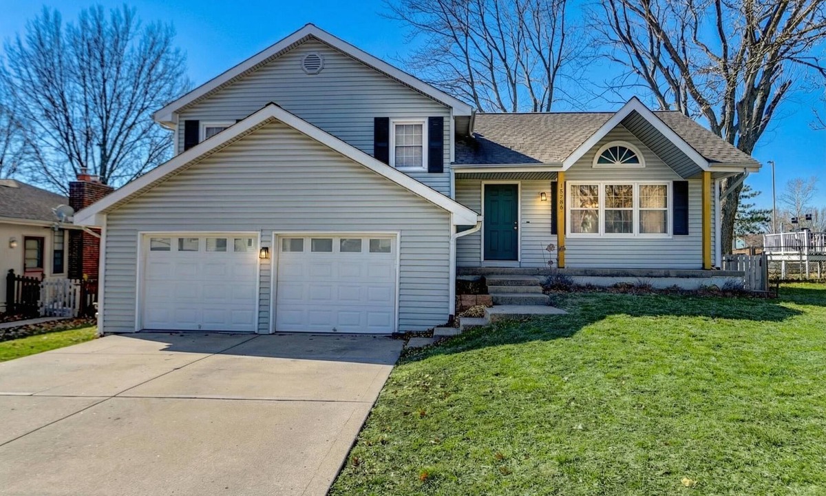 Waldron House | Family friendly 4-bedroom house with AC in KC, MO. 15 minutes to downtown.