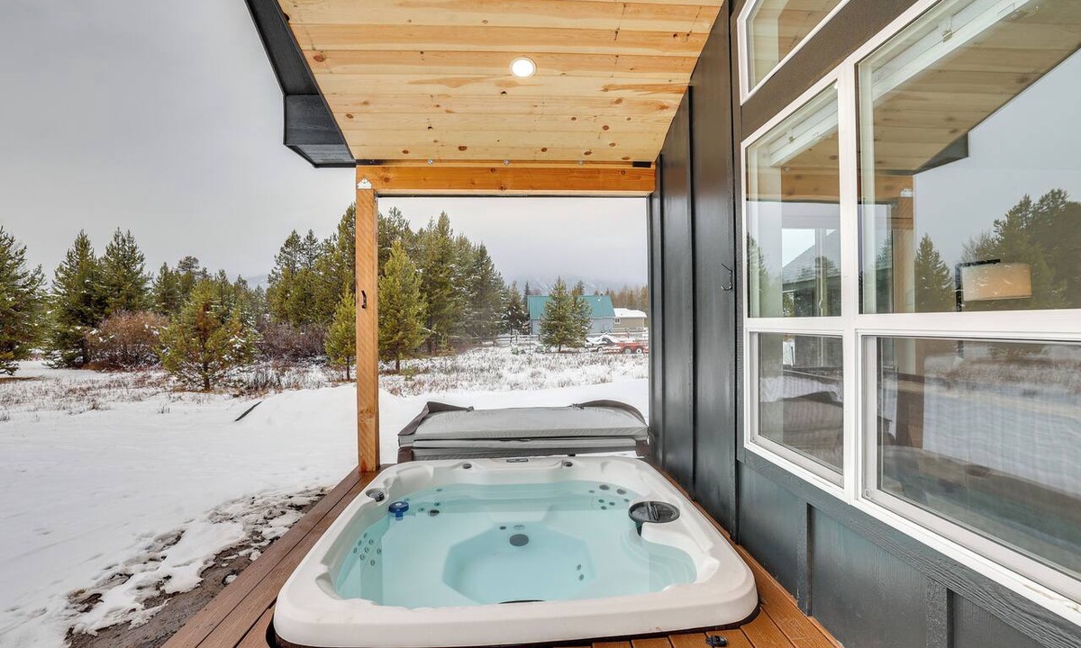 Fir Grove Estates Cottage | Family-friendly Donnelly Home w/Private Hot Tub!