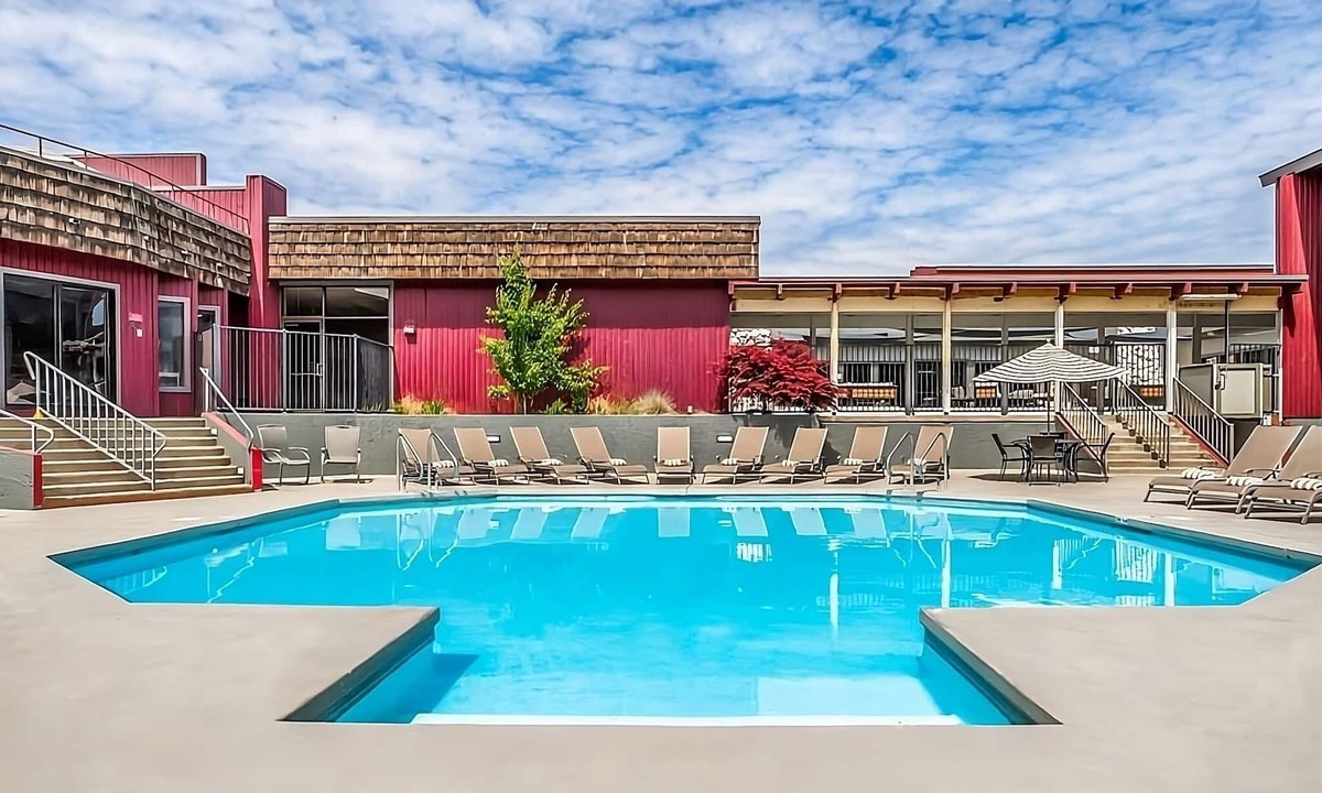 Kennewick Hotel | Family Fun at Gesa Carousel of Dreams! Pet-friendly Property! w/Pool, Parking!