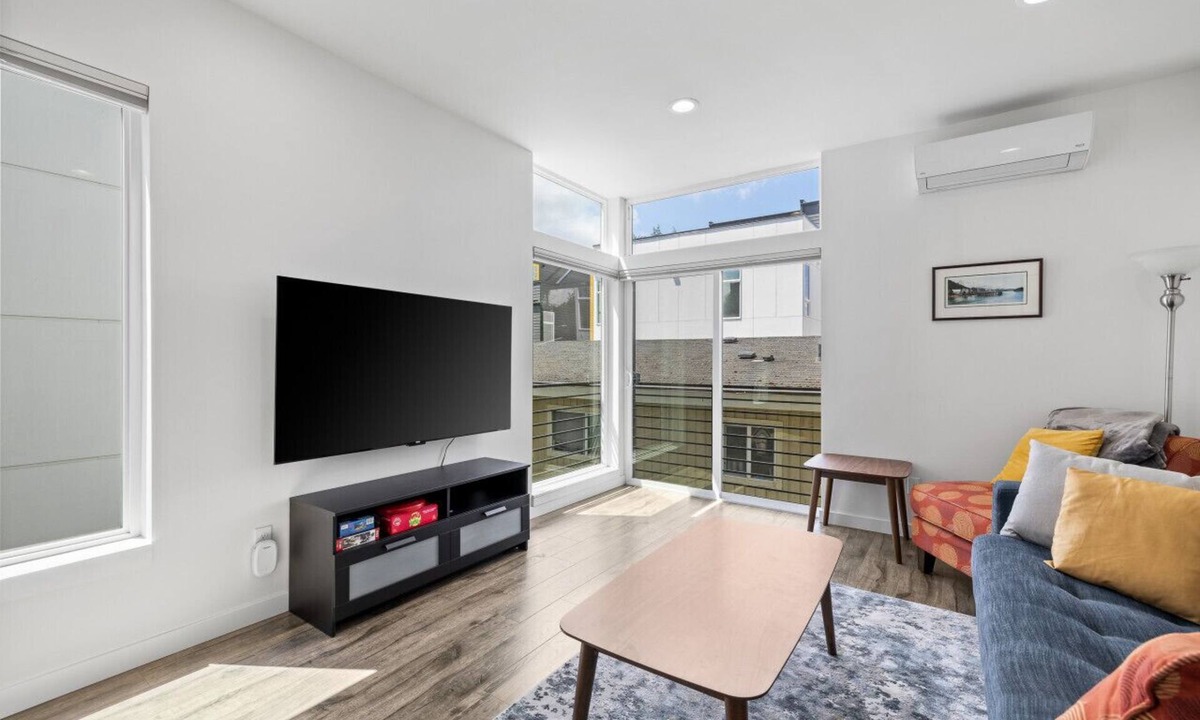Leschi Villa | Family Townhome Near Stadiums, Beach, Parks, Lake
