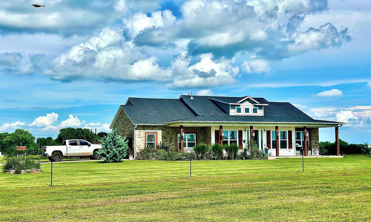 Noble House | Farm House Acreage POOL&Outdoor Kitchen near OU stadium Norman,OK PET FRIENDLY