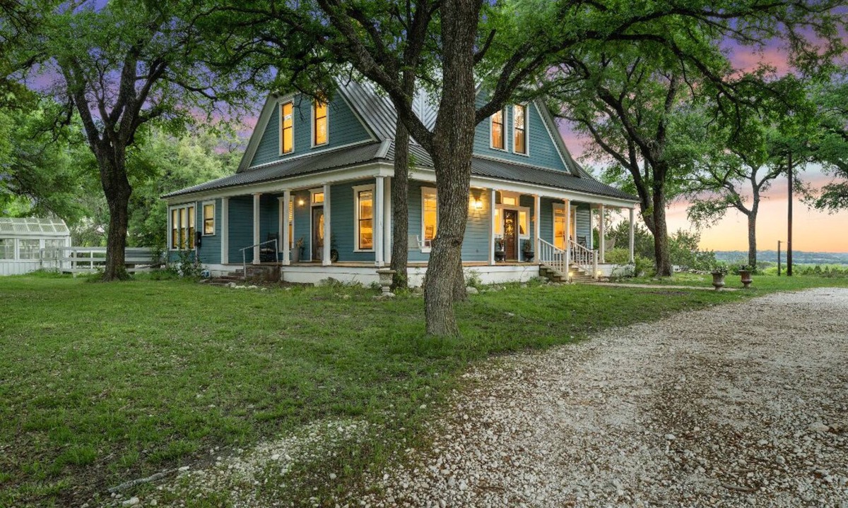 Valley Mills House | Farmhouse Stay near Waco! Relax with hilltop views, wrap around deck, fire pit!