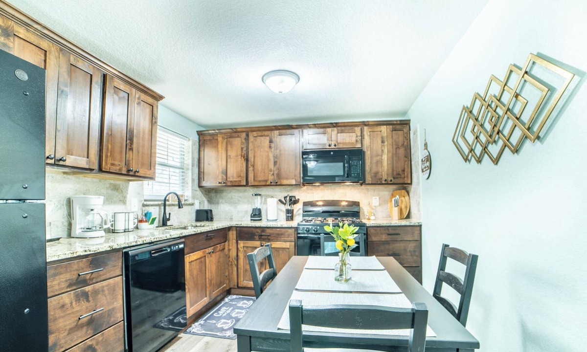 Near East Side Cottage | Fascinating 1br/1 BA Near Festive DT and Riverwalk