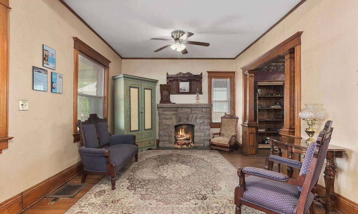 Northeast Kansas City House | MAJOR INTERNATIONAL SPORTING EVENT Fan Fest Sleeps 8 King Bed Historic Charm