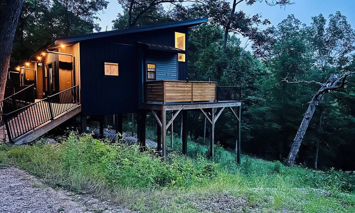 Sylvan Shores Cabin | Firefly 2, luxury lakeside treehouse w/hot tub, BBQ, extra parking, boat put-in