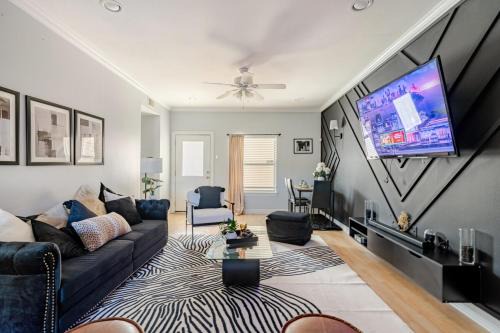 Midtown Apartment | Fireside Double Kings Midtown Luxe Suite