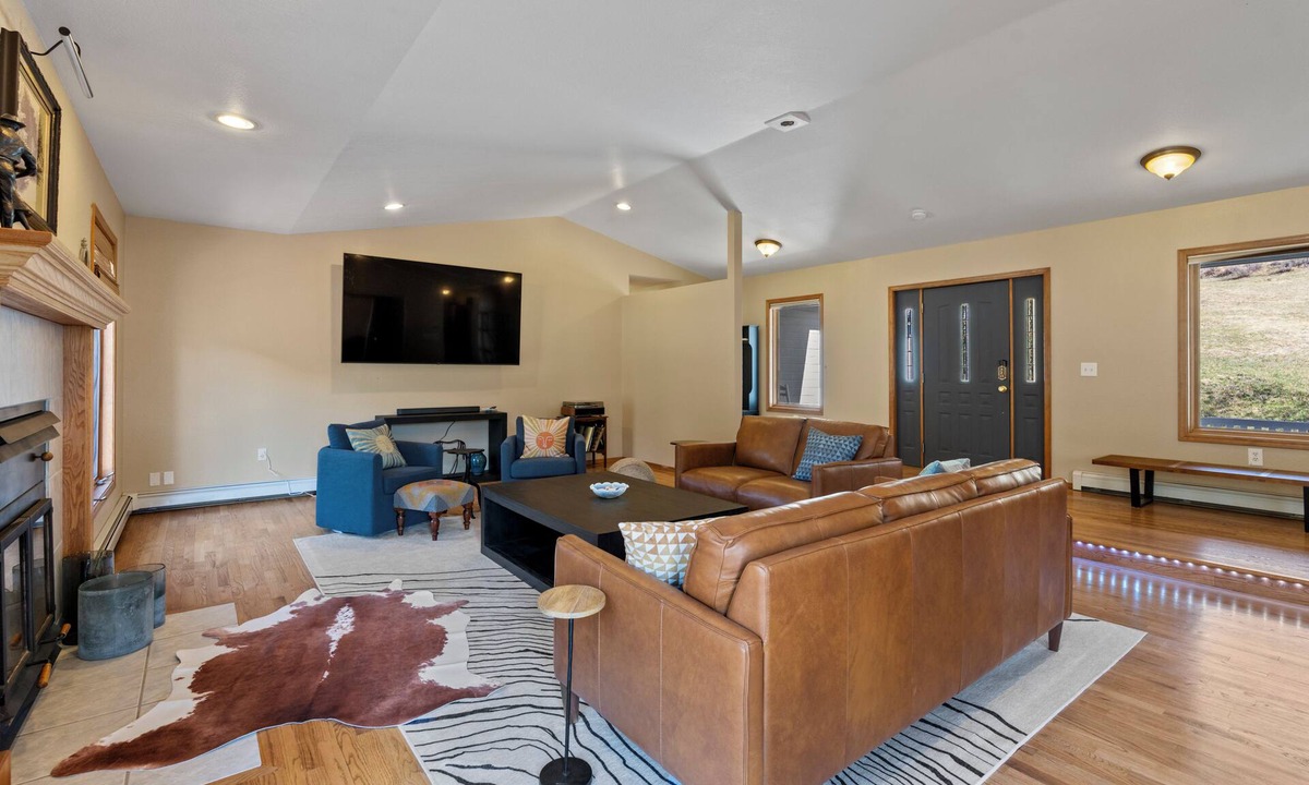 Shawnee House | fishing, hot tub and room to roam!