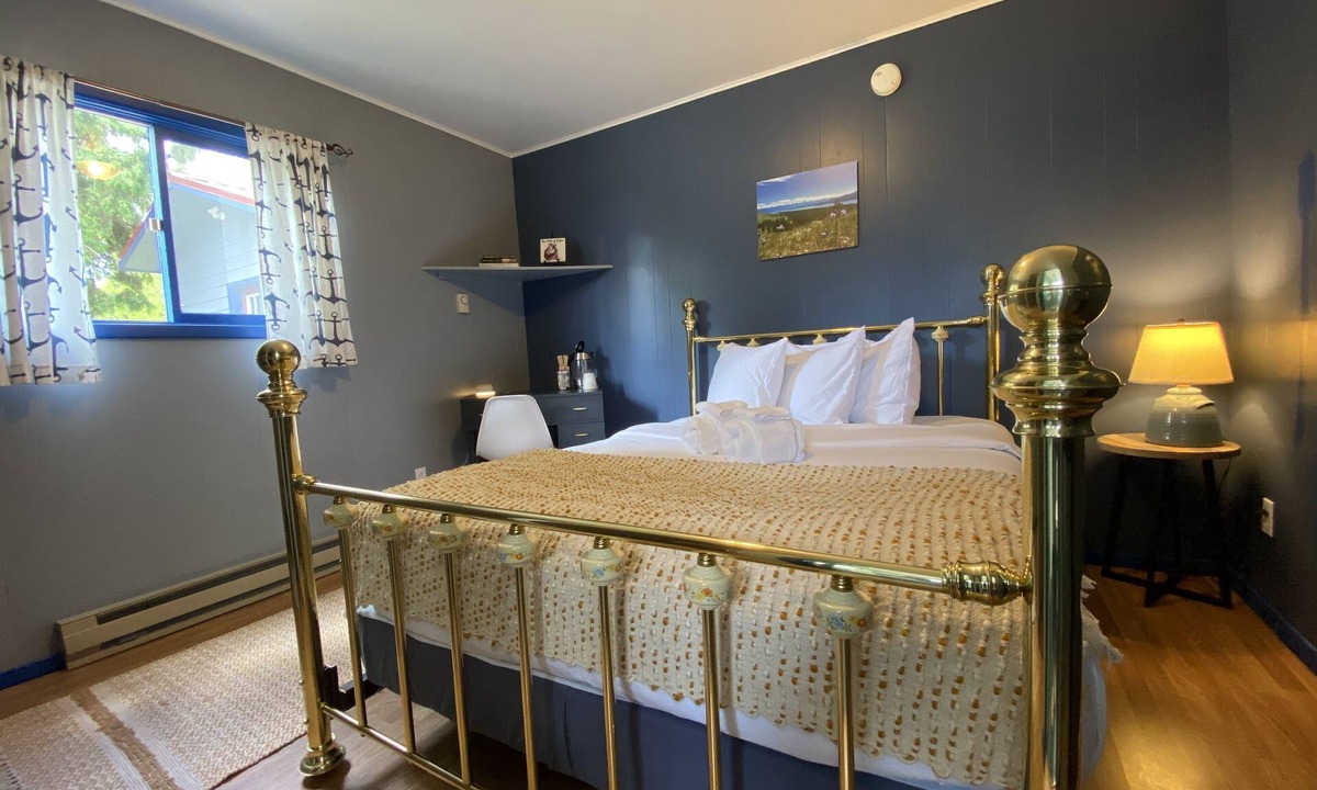 Woods Bay Hotel | Flathead Lake Resort