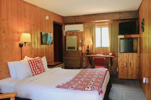 Lower Arapahoe Hotel | Foot of the Mountain Motel