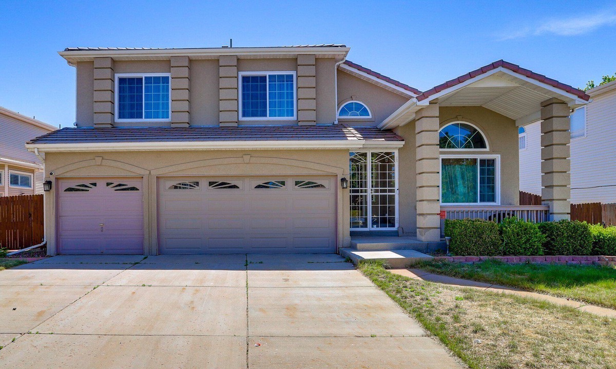 Green Valley Ranch House | For BIB family or group. 6Bedroom luxury house.HOT TUB furnished basement