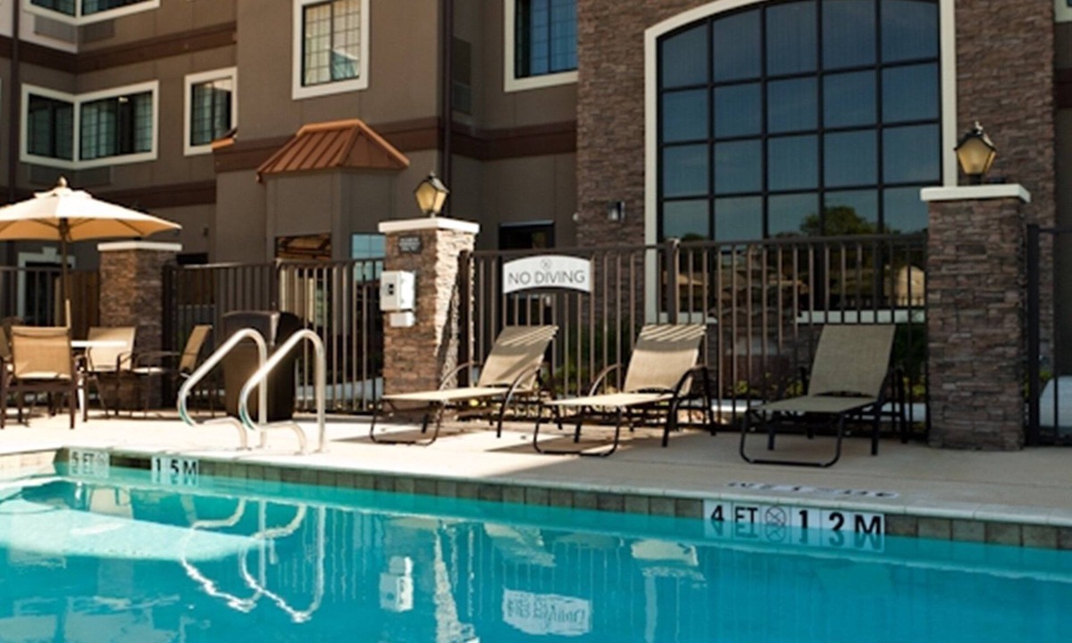 Aldine Apartment | Free Breakfast Buffet + Outdoor Pool + 24-Hour Business Center