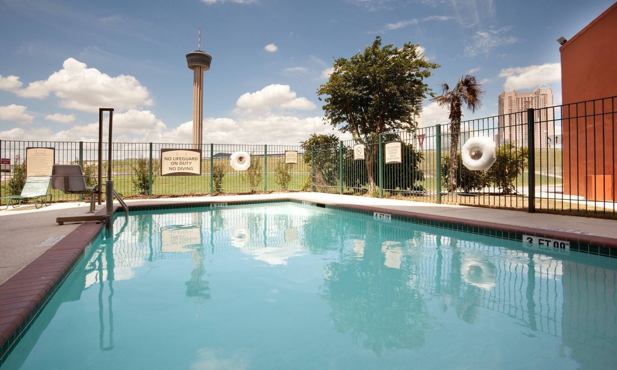 Near East Side Condo | Free Breakfast + Outdoor Pool + 24-Hour Business Center | Only 3 Blocks from Gonzalez Convention Center