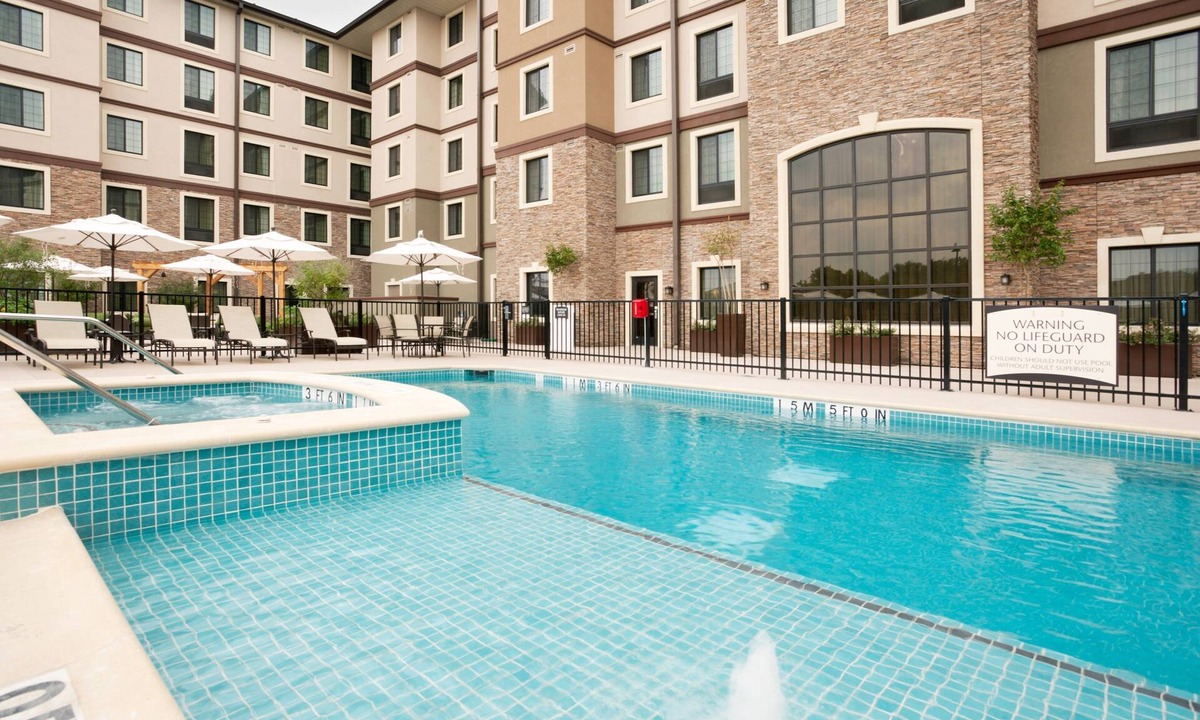 Hollywood Park Condo | Free Breakfast + Outdoor Pool + Hot Tub | Premium Suite Only 15 Minutes from Six Flags!