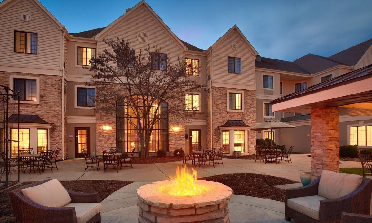 Peoria Condo | Free Breakfast. Pool & Hot Tub. Close to St. Francis Medical Center!