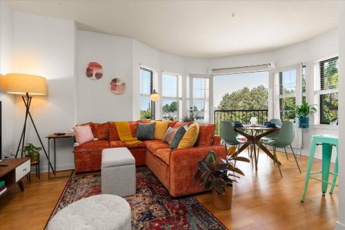 Queen Anne Apartment | Free Parking - Chic 2BR - King Beds - 95 Walk Score - Huge Patio!
