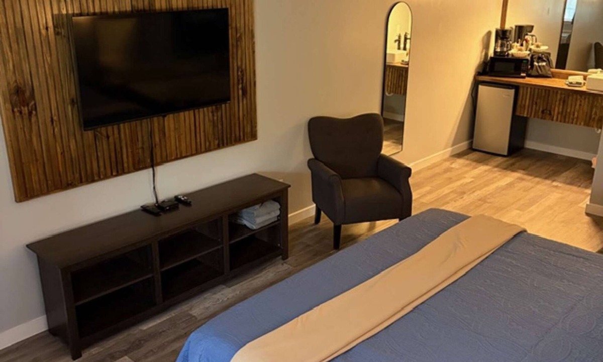 Eureka Springs Historic District Hotel | Freshly remodeled 205 King Jacuzzi Suite