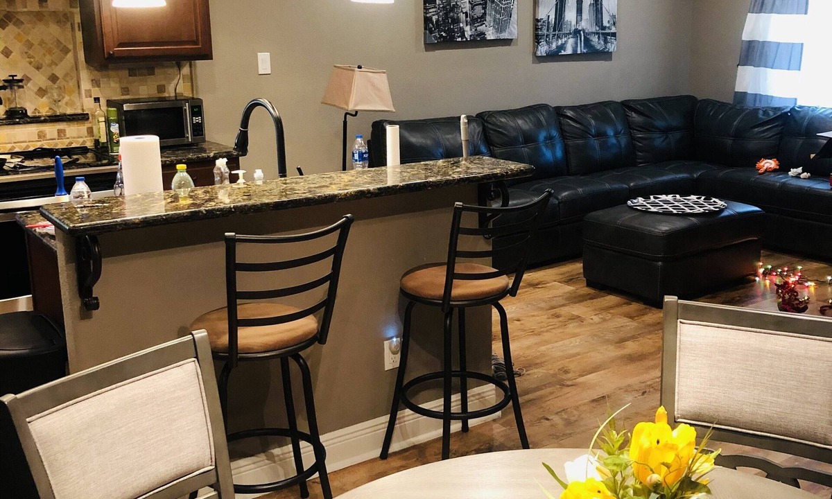 Historic Garderns House | Friendly Alamodome House 7guests 3 Broom 2 bath , walking distance to downtown