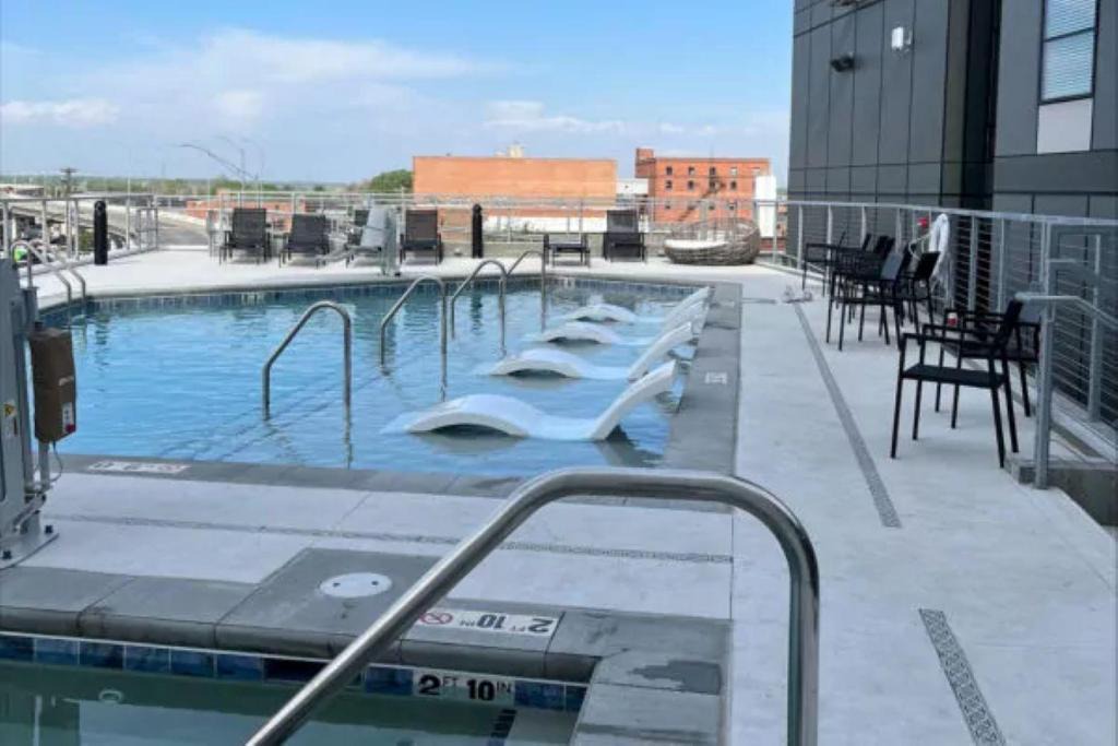 Downtown Lincoln Apartment | FRONTDESK Downtown Lincoln Apts near UNL and Haymarket Square
