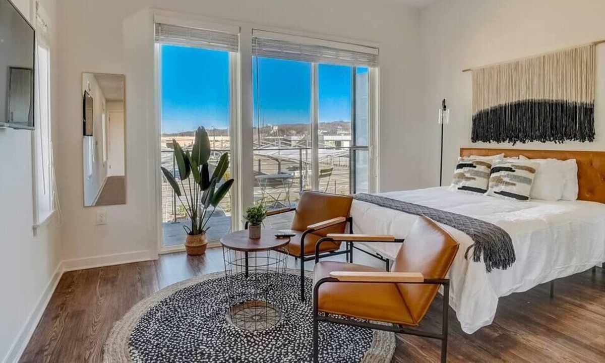 Avondale Apartment | Frontdesk | Sunny Studio Apt in Lakeview District