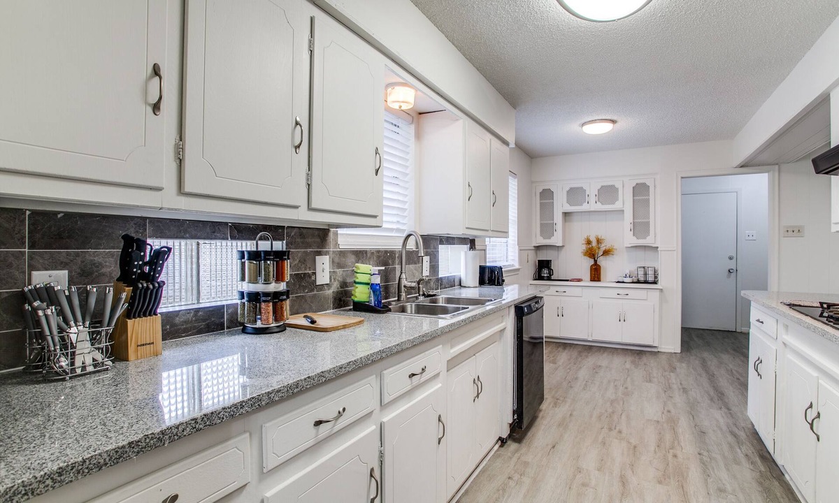 White Rock Hills House | Full home. King bed, direct access to highway