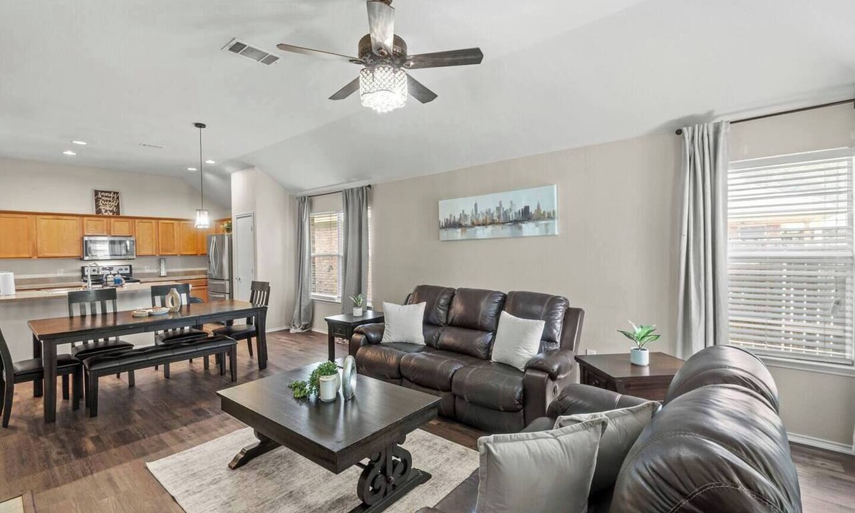 John T White House | Fully Fenced Backyard - Close to Parks & Gardens