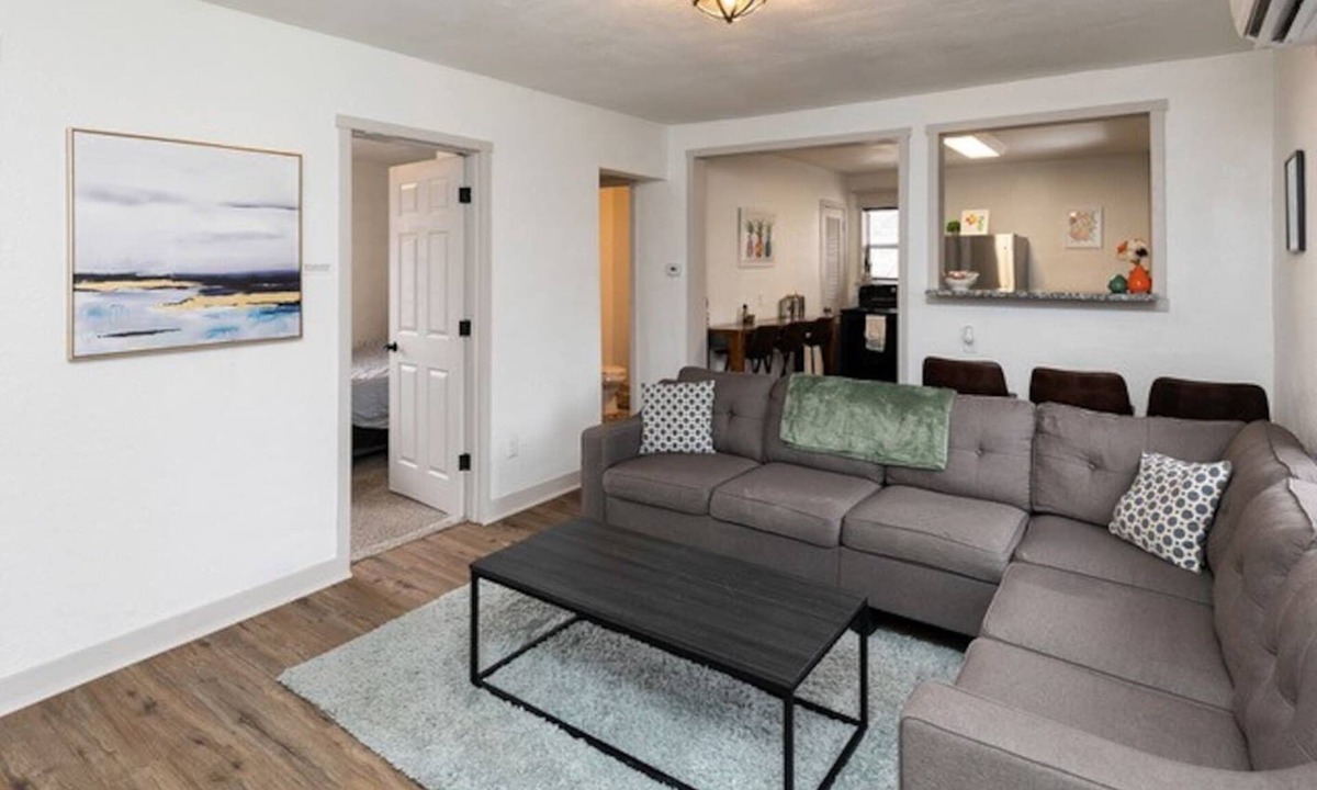 Des Moines House | Fun Backyard ~Close to Downtown~Pet Friendly~4BDRM