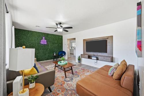 Grand Prairie House | Funky Haus near Six Flags and ATT Stadium with Game & Movie room