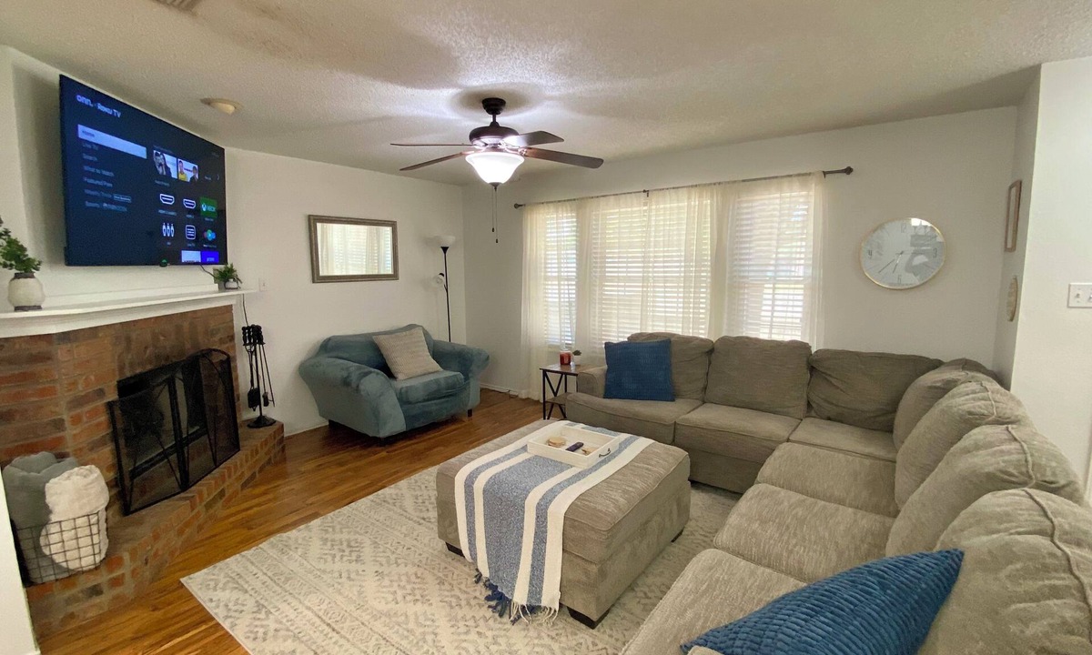 Lubbock House | Furnished 3BR Near UMC and Covenant, All Utilities, King bed/65” TV/Games & More