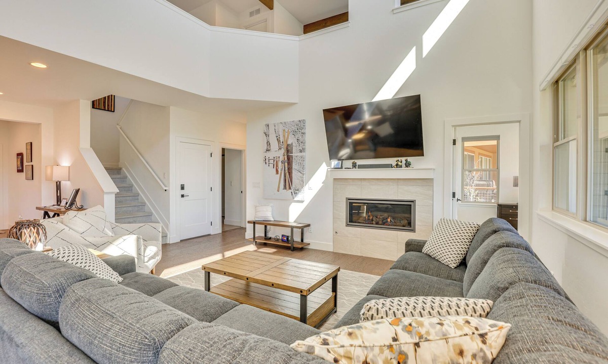 Grand Elk Ranch House | Furnished Deck & Hot Tub: Chic Granby Home!