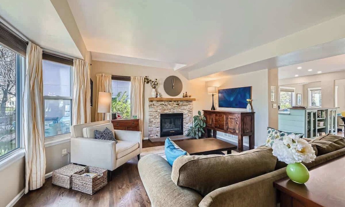 Louisville House | Furnished Downtown Louisville 5BDR Gem