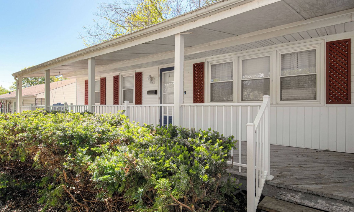 Independence House | Game Day Getaway! Delightful 3-bedroom house with AC in charming Independence