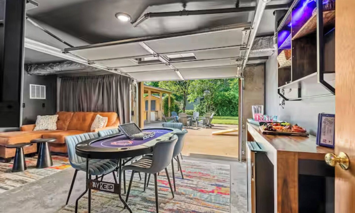 Manhattan House | Game Room- Huge Yard- 1 mile to K-State Sports Complex