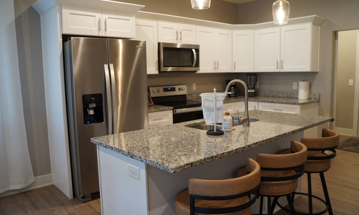 Lincoln House | Gateway Gathering | Spacious 4BR Home with Game Room Near Downtown & UNL
