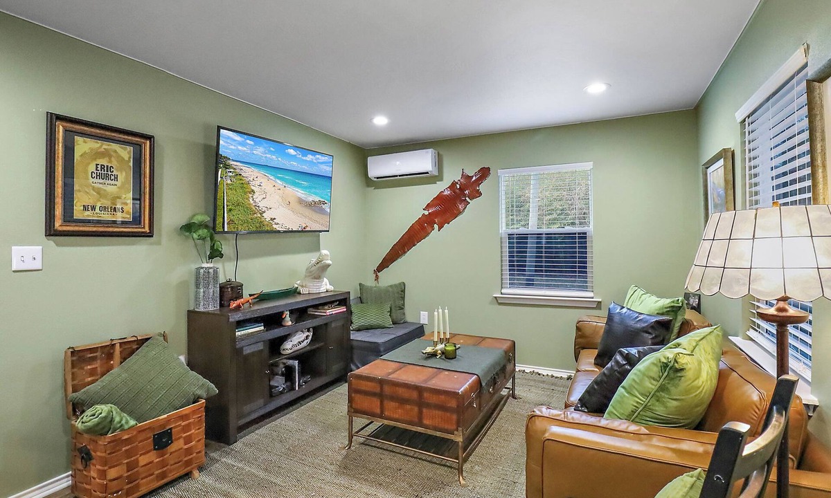 Anahuac Cottage | Gator Getaway - Charming 2-bedroom cottage with WiFi, AC in delightful Anahuac.