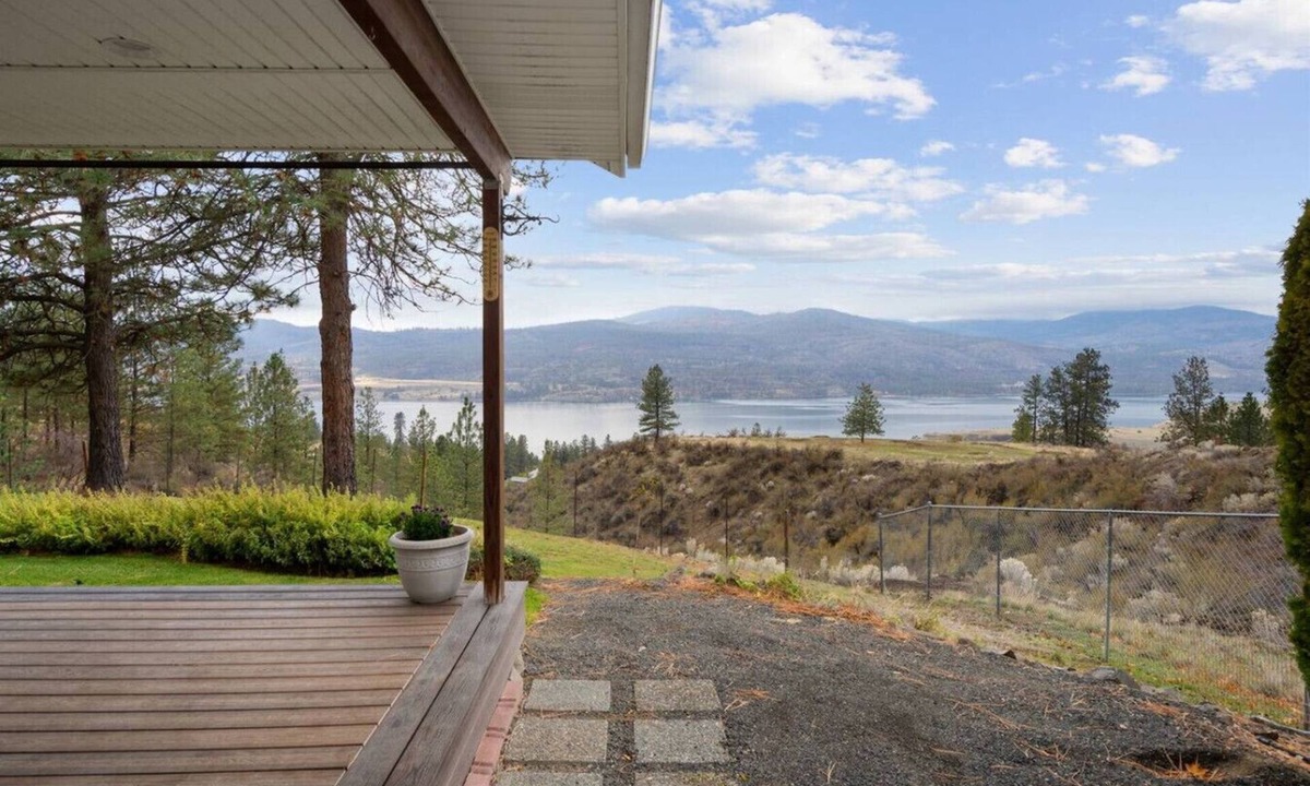 Davenport House | Getaway with Gorgeous Lake View