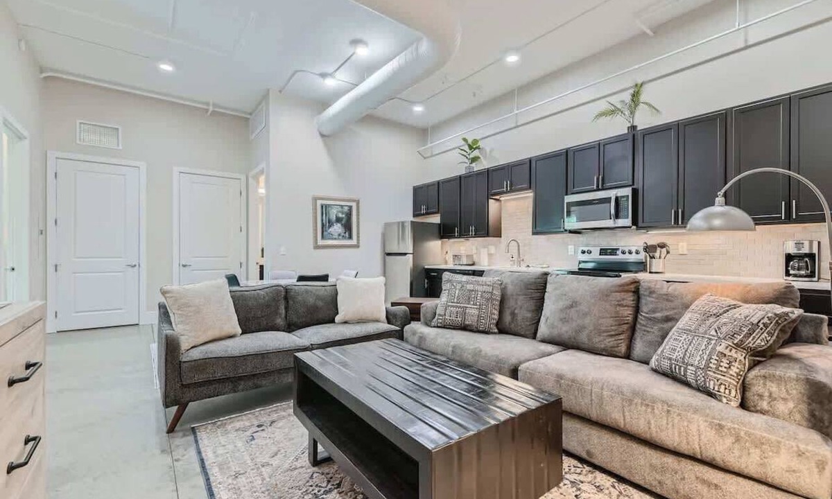 Golden Condo | Golden Getaway | Spacious 2BR | Walk to Trails