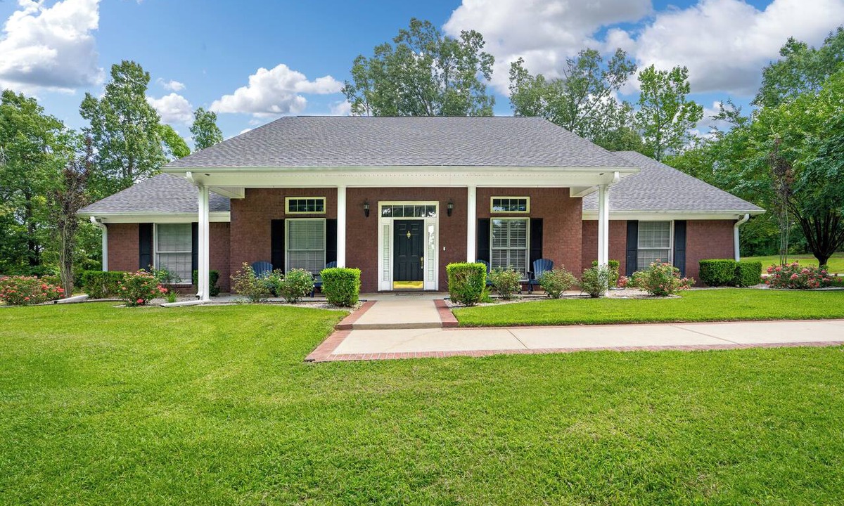 Mount Enterprise House | Golfers Paradise! 7- Minutes to Wild Spring Dunes Golf Resort! Sleeps 8!
