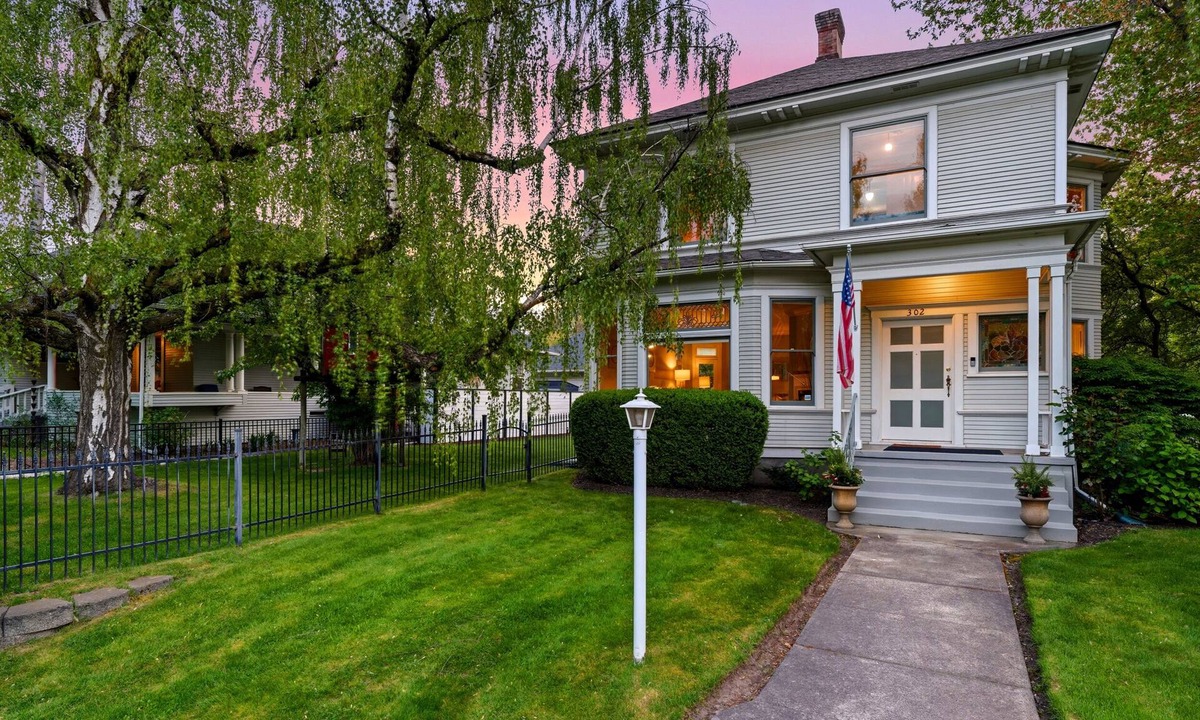 Walla Walla House | Gorgeous 1902 Craftsman-EV Charger-Lush Grounds-Walk to Main Street-Dogs OK